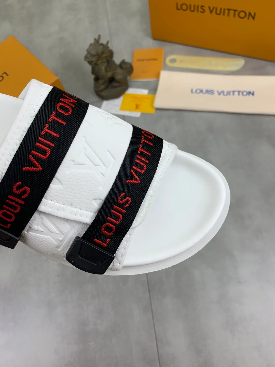 Men's shoes 💰P320💰【New style】🆘 Original quality 【LOUIS VUITTON】The popular Louis Vuitton LV men's slippers on the official website are on sale simultaneously! Original fabric imported from Italy, original factory special supply, code number: 38-44 (45 customized), many colors available
